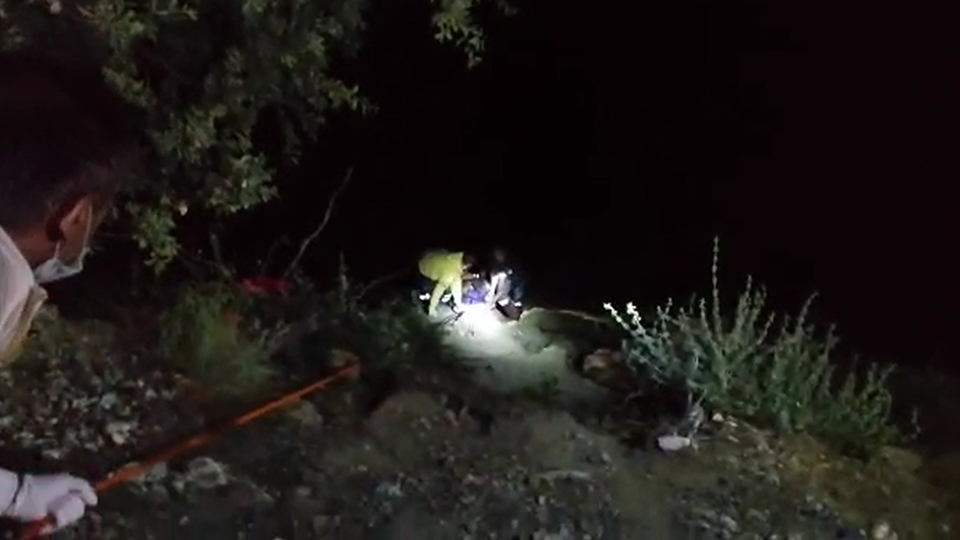 Uçuruma yuvarlanan araçtan halatlarla kurtuldular!