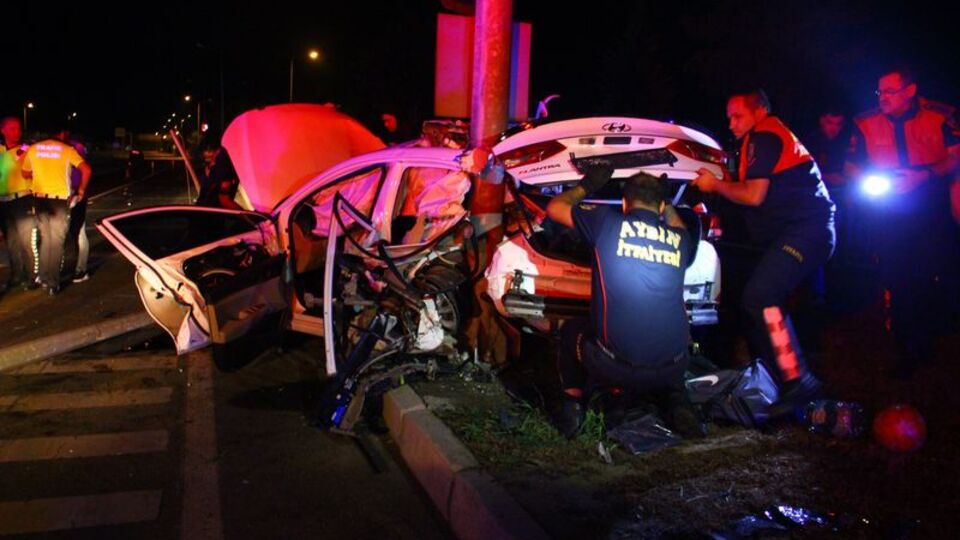 Hurdaya dönen araçtan sağ çıktılar