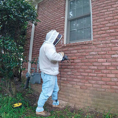 Önce yerini tespit edip sonra duvarı deldi! Gözlerine inanamadı