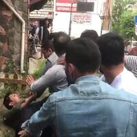 Eşi ve baldızıyla yolda tartıştı! Linç girişimi!