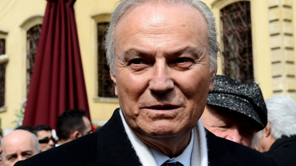 Ediz Hun takipçilerini uyardı