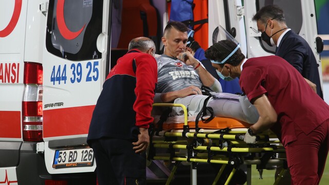 Muslera için geçmiş olsun mesajları
