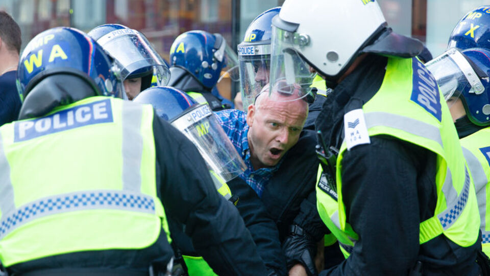 Aşırı sağ meydana indi! Londra karıştı!