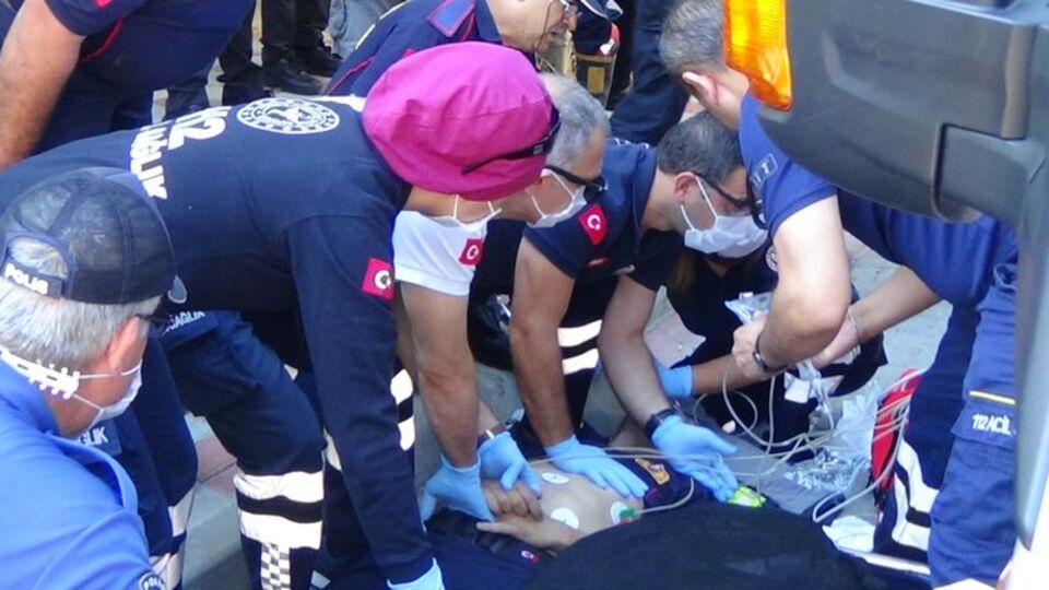 Alevlerin arasında kaldı! İtfaiyecinin kalbi 2 kez durdu!