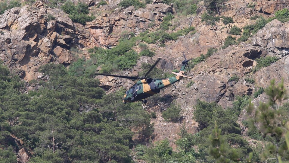 Uçurumdaki yaralı genç helikopterle kurtarıldı