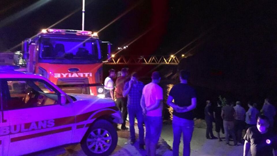 Yolcu minibüsü nehre uçtu! 5 ölü, 3 yaralı