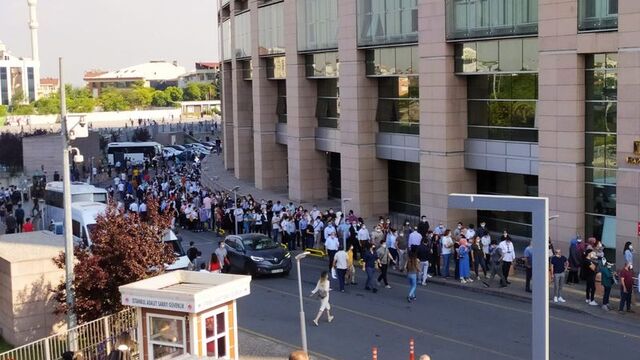 Adliyeler açıldı! Uzun kuyruklar oluştu