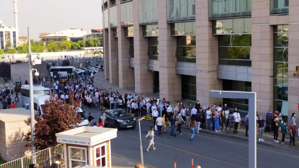 Adliyeler açıldı! Uzun kuyruklar oluştu