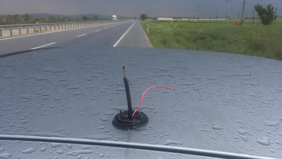 Seyir halindeki araca yıldırım düştü!