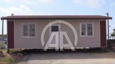 Protesto için yolu prefabrik evle kapattı