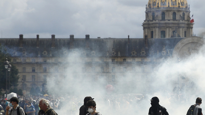 Paris'te sağlık çalışanlarının protestosuna müdahale!