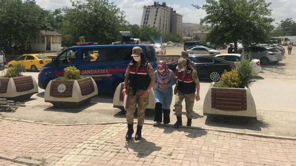 FETÖ firarisi kadın öğretmen yakalandı