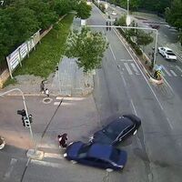 İnanılmaz görüntü! Anne ile kızı kaza ile kurtuldu!