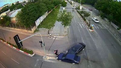 İnanılmaz görüntü! Anne ile kızı kaza ile kurtuldu!