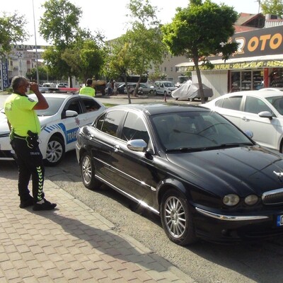 ‘Dur’ ihtarına uymadı, plaka değiştirirken yakalandı!