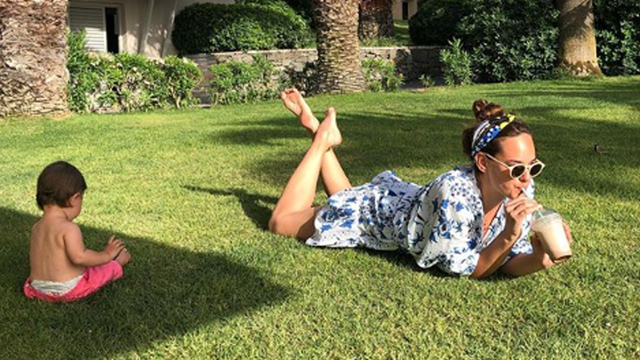 Anne-kız tatil pozu