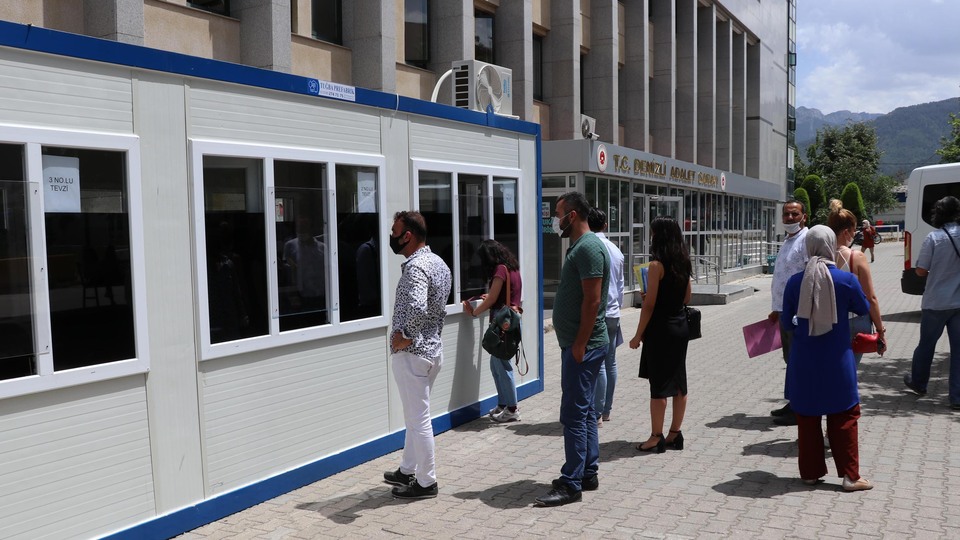 Korona salgınına adliyede konteynerli önlem