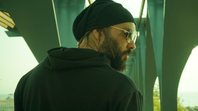 'Senin Neyine' ile geri döndü