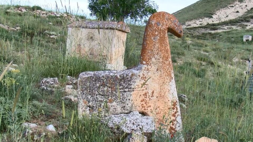 Tarihe bir defineci darbesi daha!