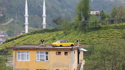 Vinçle çatıya koydurdu... Onu gören gözlerine inanamıyor