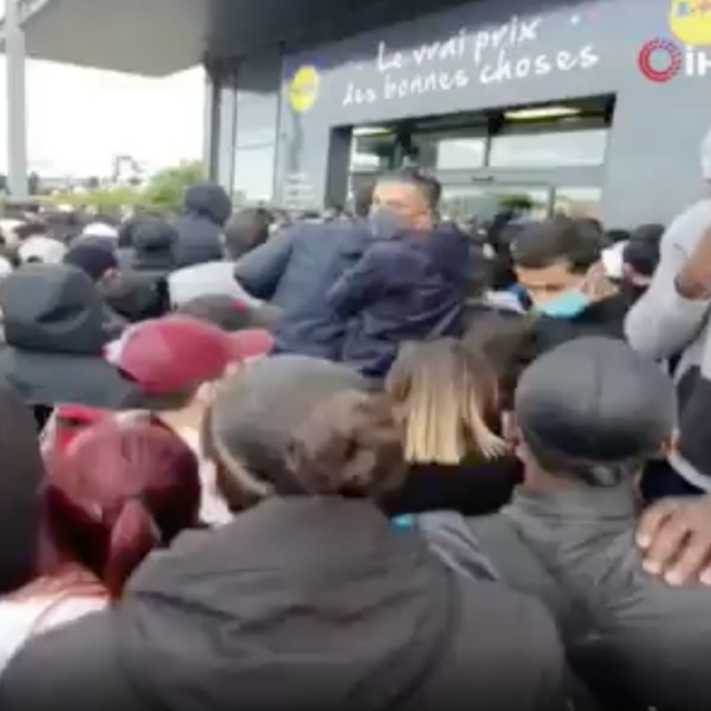 Fransa'da PlayStation izdihamına biber gazı!