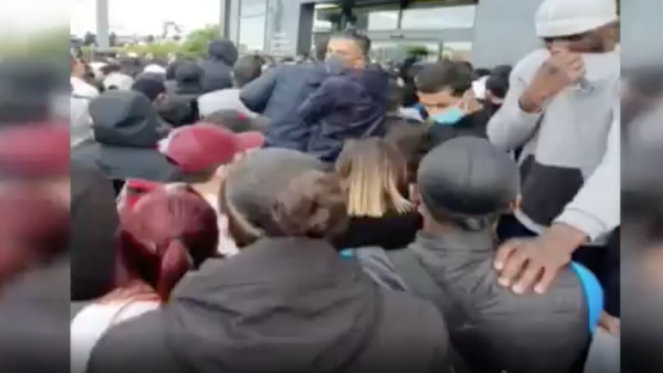 Fransa'da PlayStation izdihamına biber gazı!