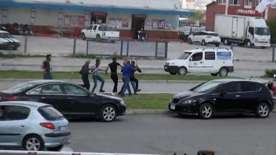 Yeşil ışık yandı kornaya bastı! Sonrası linç!