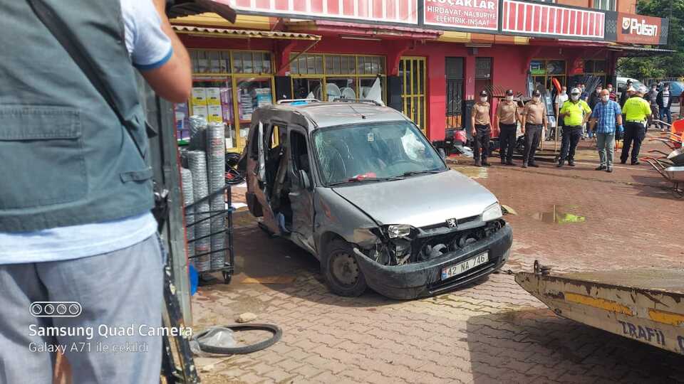 Kırmızı ışıkta geçti, 2 kişiyi öldürdü!