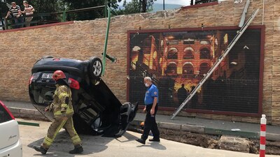 Virajı alamadı, köprülü kavşaktan uçtu!