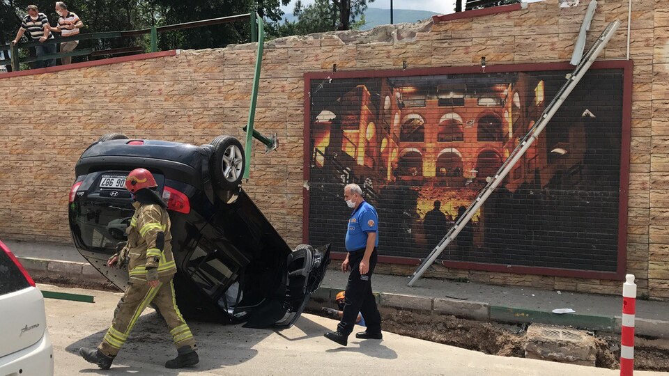 Virajı alamadı, köprülü kavşaktan uçtu!