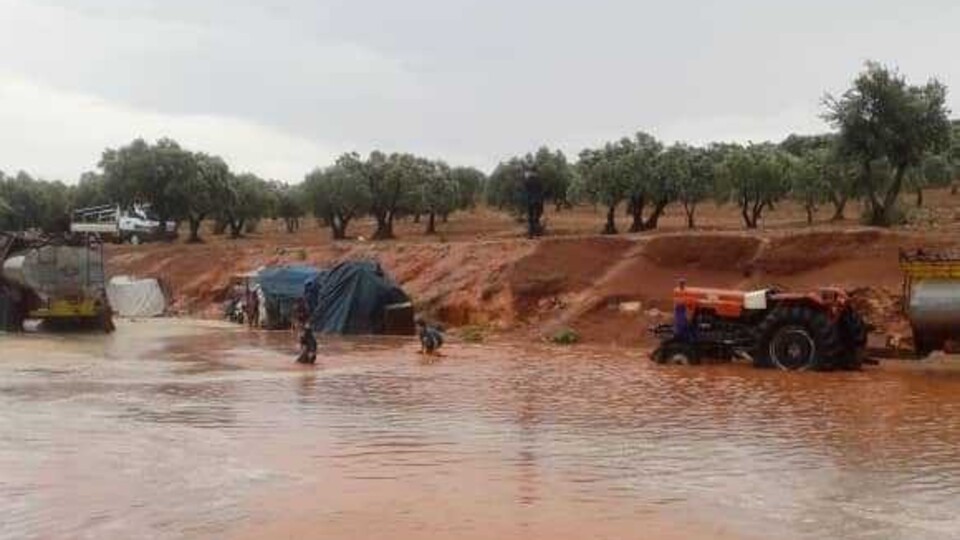 İdlib'de mülteci kamplarını vuran selde 3 çocuk öldü!