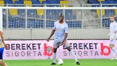 Seyircisiz maçta kafasına su şişesi atıldı!