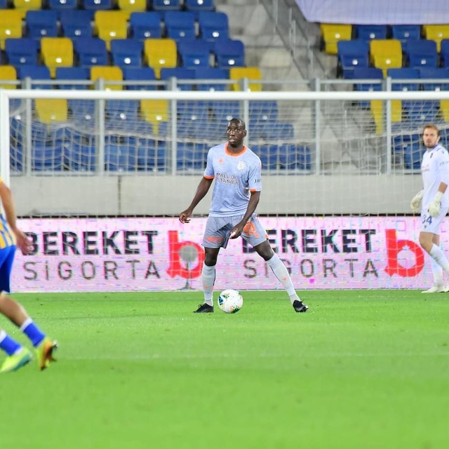 Seyircisiz maçta kafasına su şişesi atıldı!