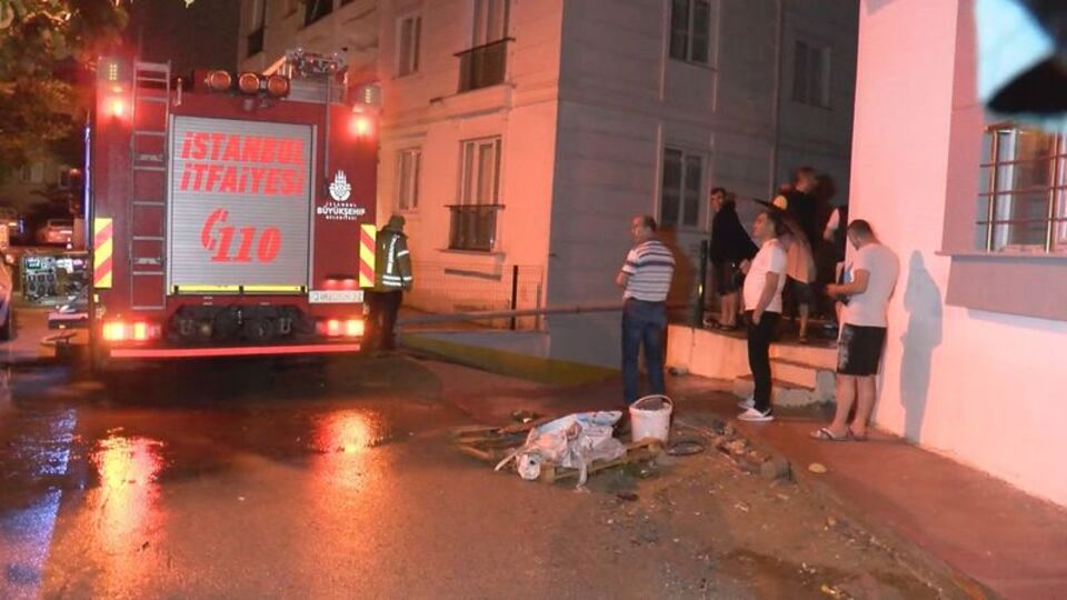 Pendik'te 6 katlı binanın girişini ve kapalı otoparkı su bastı