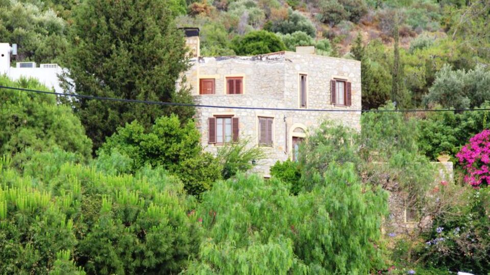 Can Dündar'ın eşi hakkında yakalama kararı