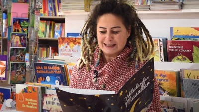 Esra Akkaya'dan Alice Harikalar Diyarında masalı