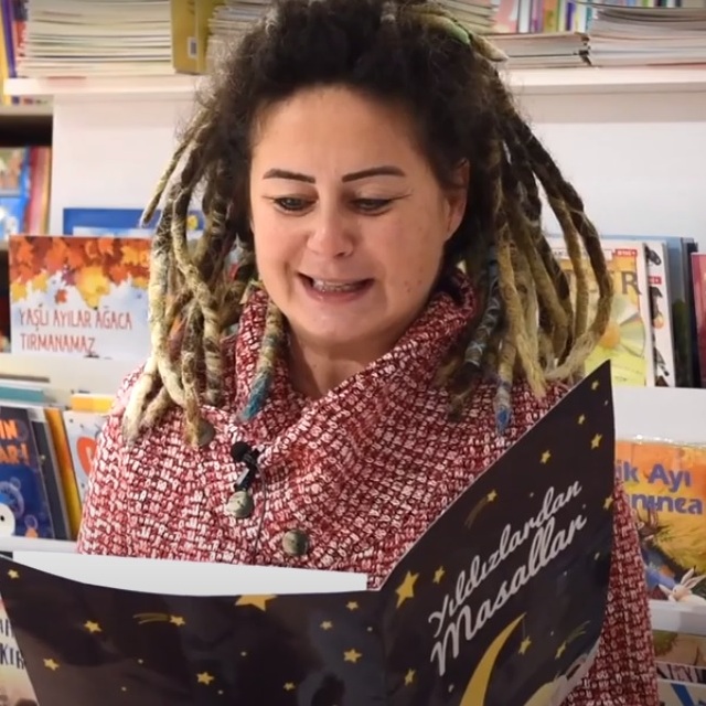 Esra Akkaya'dan Alice Harikalar Diyarında masalı