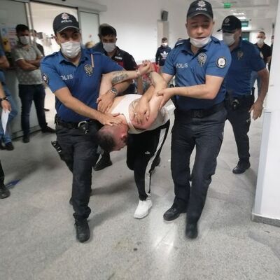 Bekçiyi ezdi, polisin ayağını kırdı