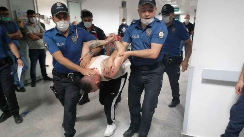 Bekçiyi ezdi, polisin ayağını kırdı