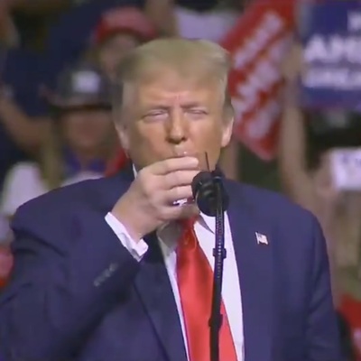 Trump suyu niye iki eliyle içtiğini açıkladı