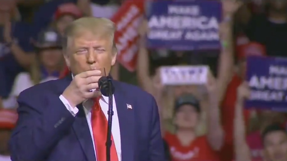 Trump suyu niye iki eliyle içtiğini açıkladı