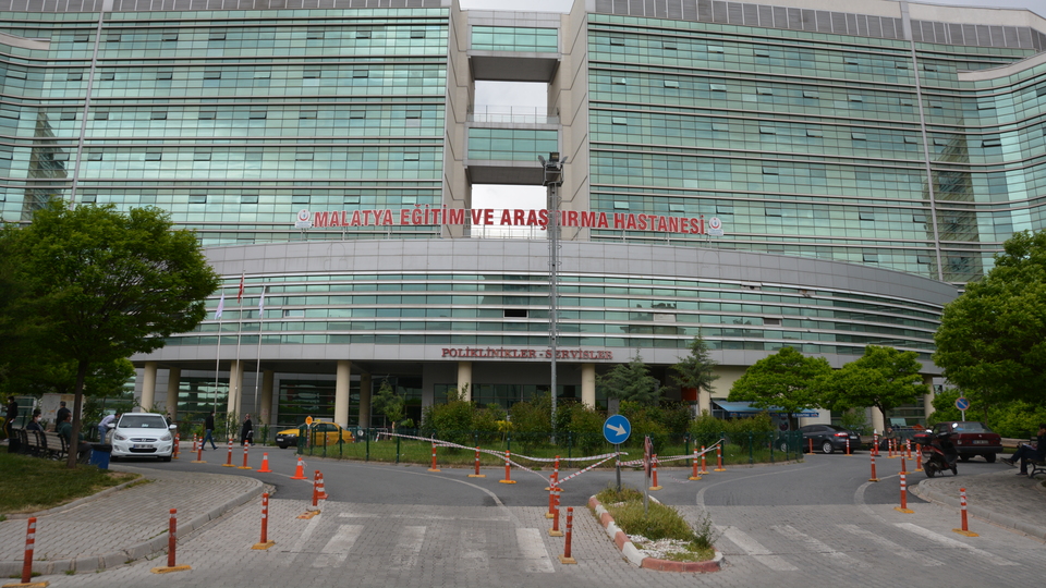 Ambulans ile otomobil çarpıştı: 3 yaralı!