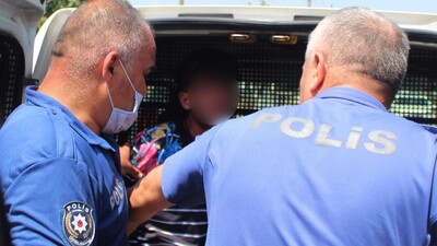 Torbacıyı gözaltına alan polise saldırdılar!