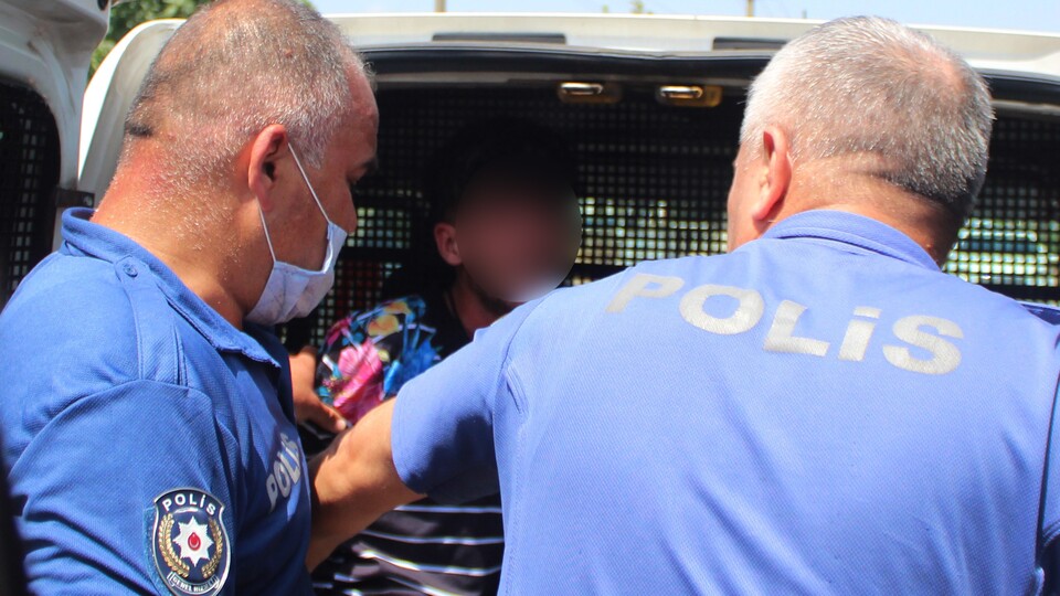 Torbacıyı gözaltına alan polise saldırdılar!