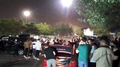 Salgına rağmen dip dibe eğlendiler!