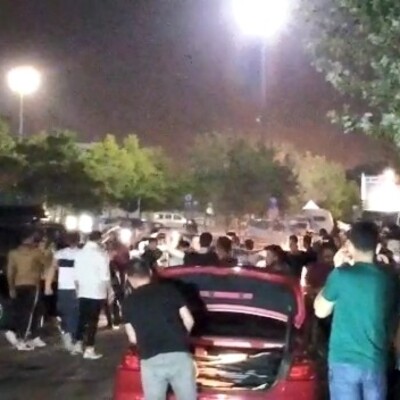 Salgına rağmen dip dibe eğlendiler!