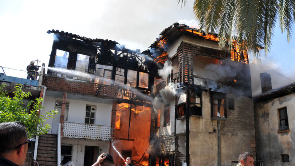 Antalya'daki tarihi Kaleiçi'nde korkutan yangın