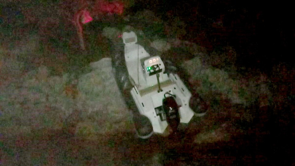 Lastik bot kayalıklara çarptı: 2 yaralı!