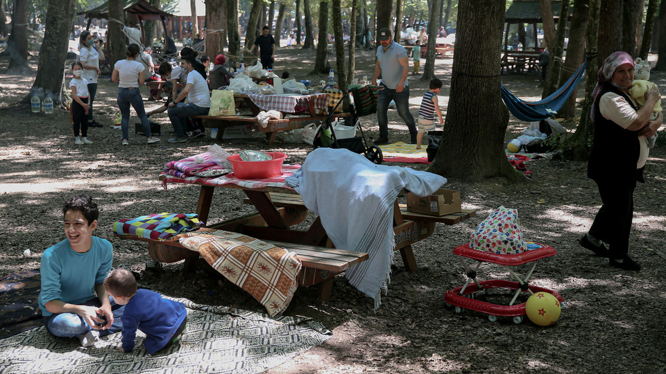Babalar Günü'nde maskesiz manzara!