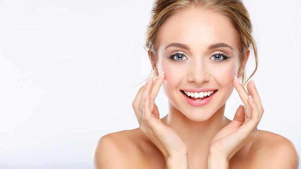 Ciltte kırmızı lekeler ve siyah noktalar için mısır unu peeling